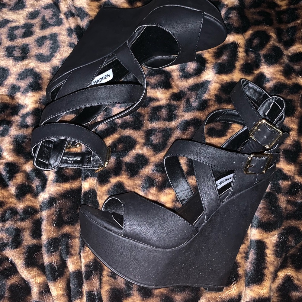 Black wedges
